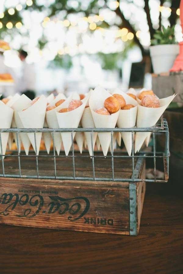 cone blanc avec beignets pour cadeaux invites